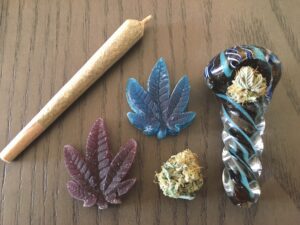 A photo of weed accessories. 